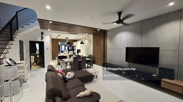 Limited tastefully renovated and move in condition 2.5sty terrace unit 1