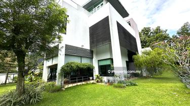 Modern 2.5 Storey Bungalow with Golf View 1