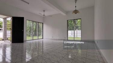 Corner house with spacious extra land 1