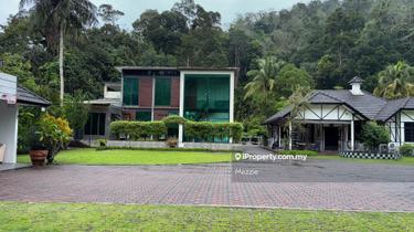 Glasshouse Villa & Tudor Retreat on 2 Acres 1