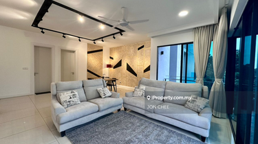 Low-Floor Living with Lush Greenery 1