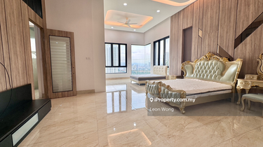 A detached house you have two units perfect for large families. 1