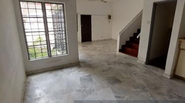 Walking Distance to Taipan and field 1