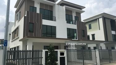 Spacious Semi-D house Selling at Below Market Price 1