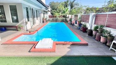 Corner House With Swimming Pool 1