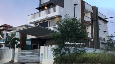 Spacious 3 storey luxury bungalow with lift swim pool ample car park  1