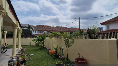 Rare corner good location near park  1
