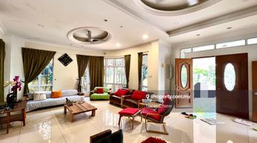 Exquisite 2 & 1/2 Storeys Golf-Facing Bungalow 1
