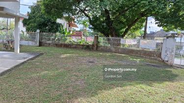 Corner bungalow with big garden and privacy 1