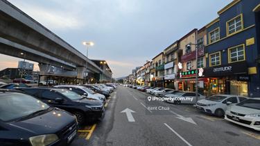 Limited main road frontage unit, door step to MRT station! 1
