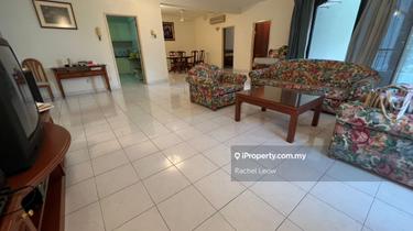 Well-kept corner unit with lovely views 1