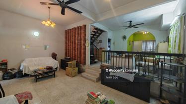 Endlot Unit! Nice & Well Kept! 1