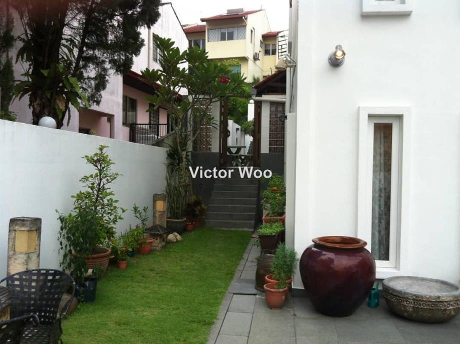 Modern move-in condition semi-detached house for sale