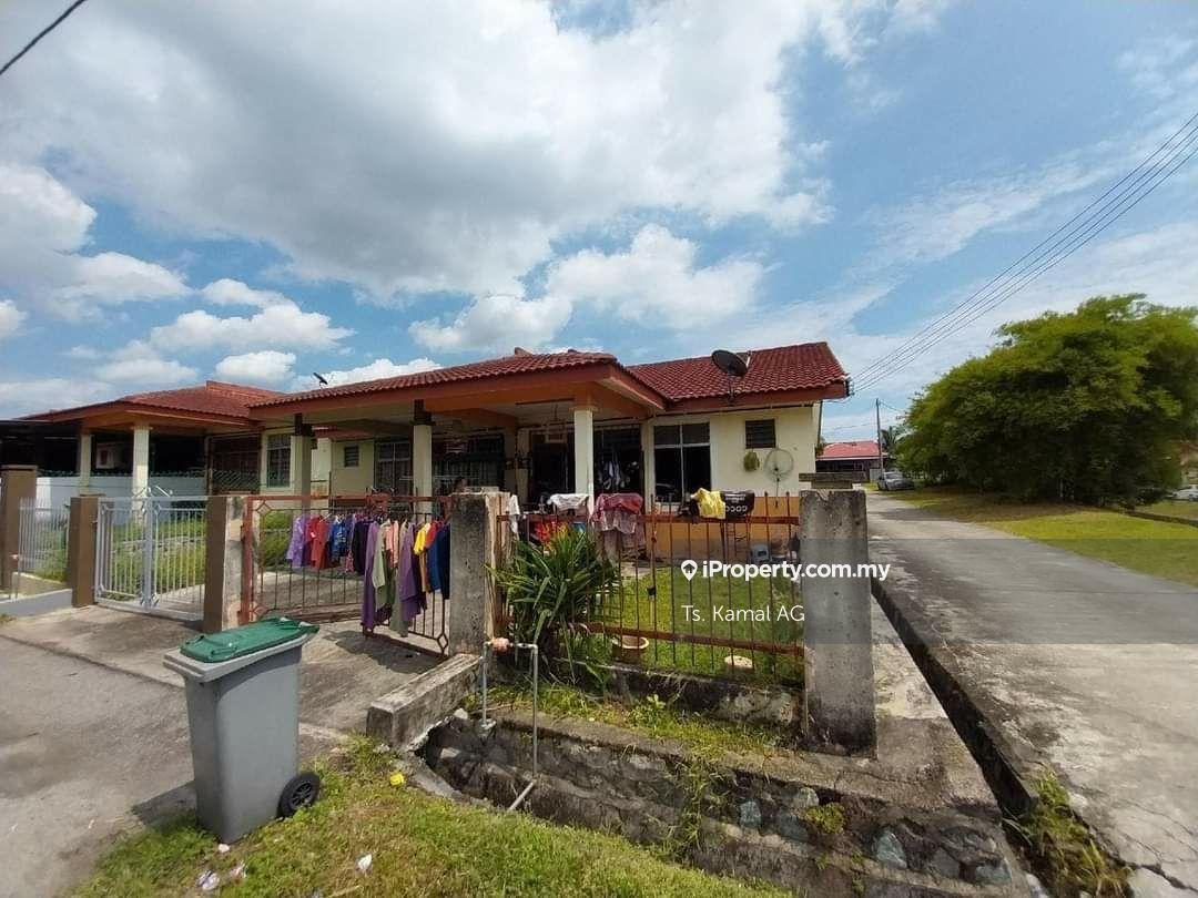 Single Storey Endlot House At Taman Bukit Sendayan, Seremban For Sale