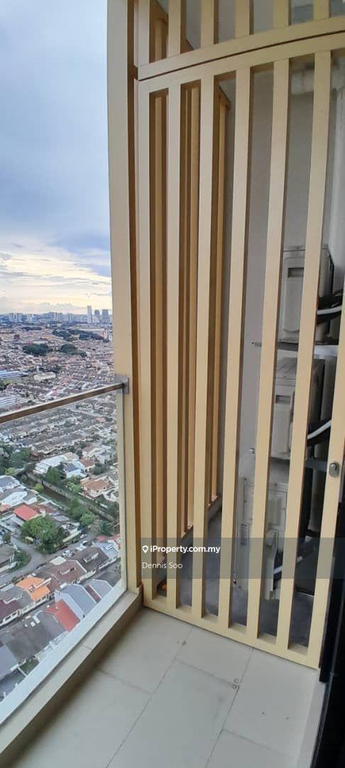 High floor comes with unobstructed great view of PJ