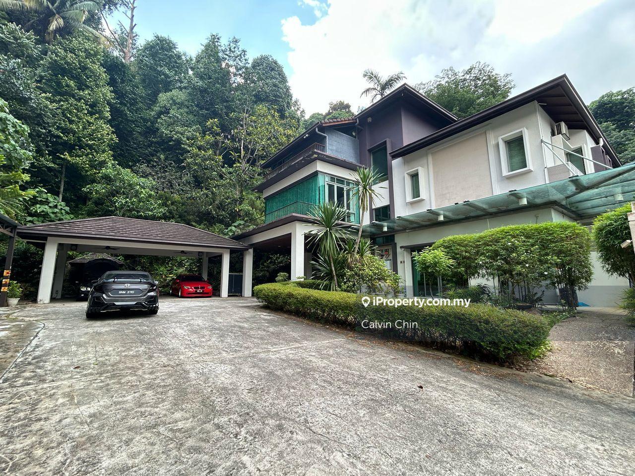 Corner lot,  more privacy