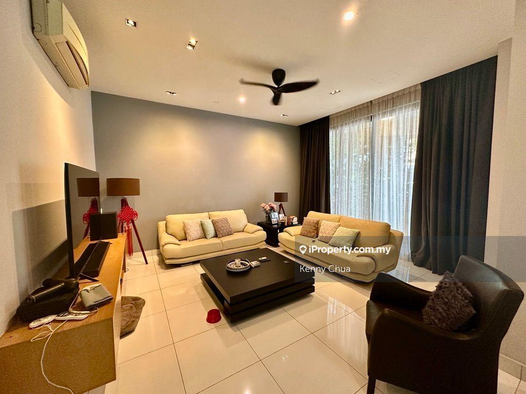 Well Renovated 3-Story Zero Lot Bungalow