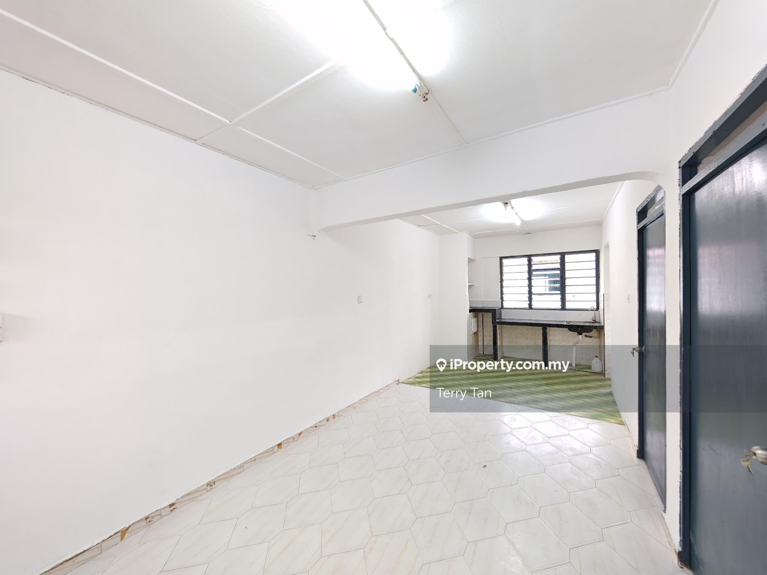Taman Ungku Tun Aminah Flat Basic Furnished