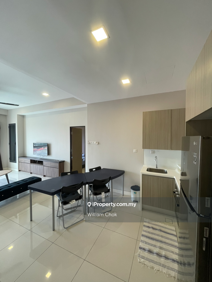 Walking distance to lrt and mall