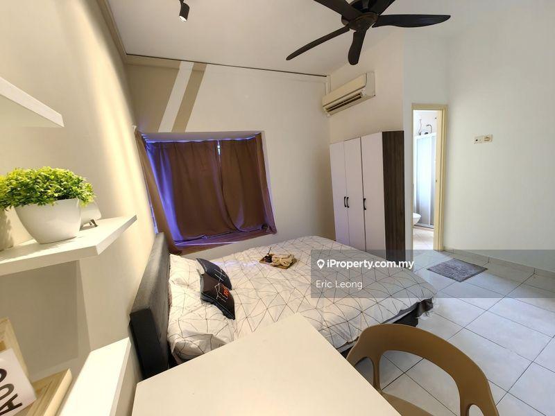 Walking distance to LRT Master Room with attach bathroom