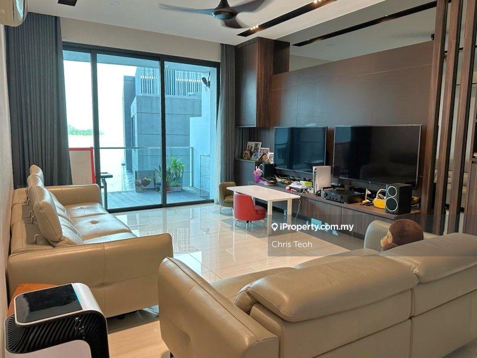 Mid floor, fully furnished & with pockets sea view!