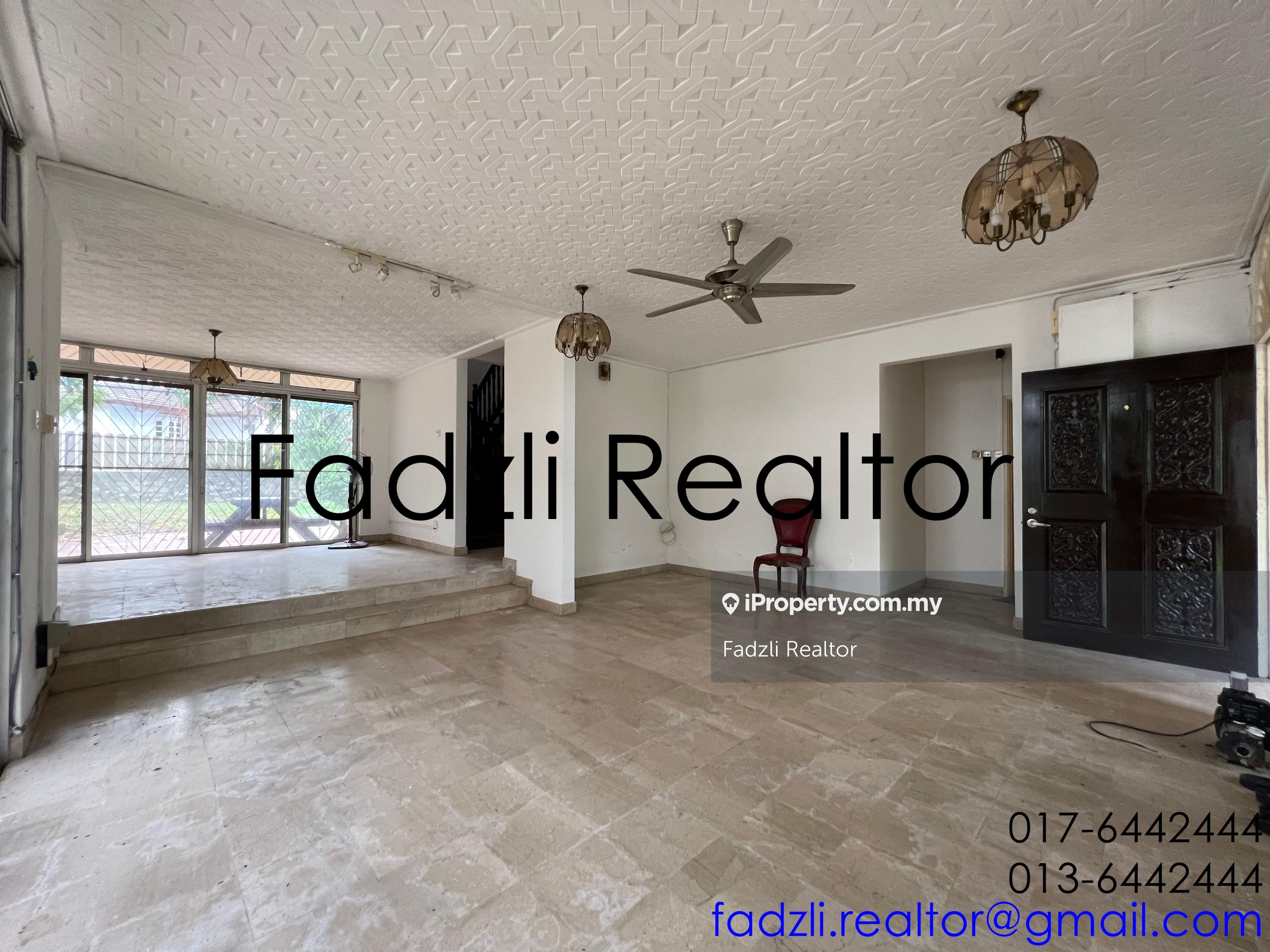 Cute bungalow with spacious flat land