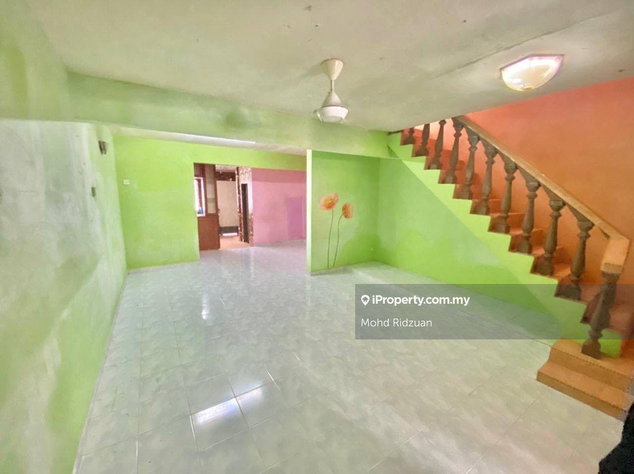 Freehold Double Storey in Taman Perindustrian Puchong For Sale
