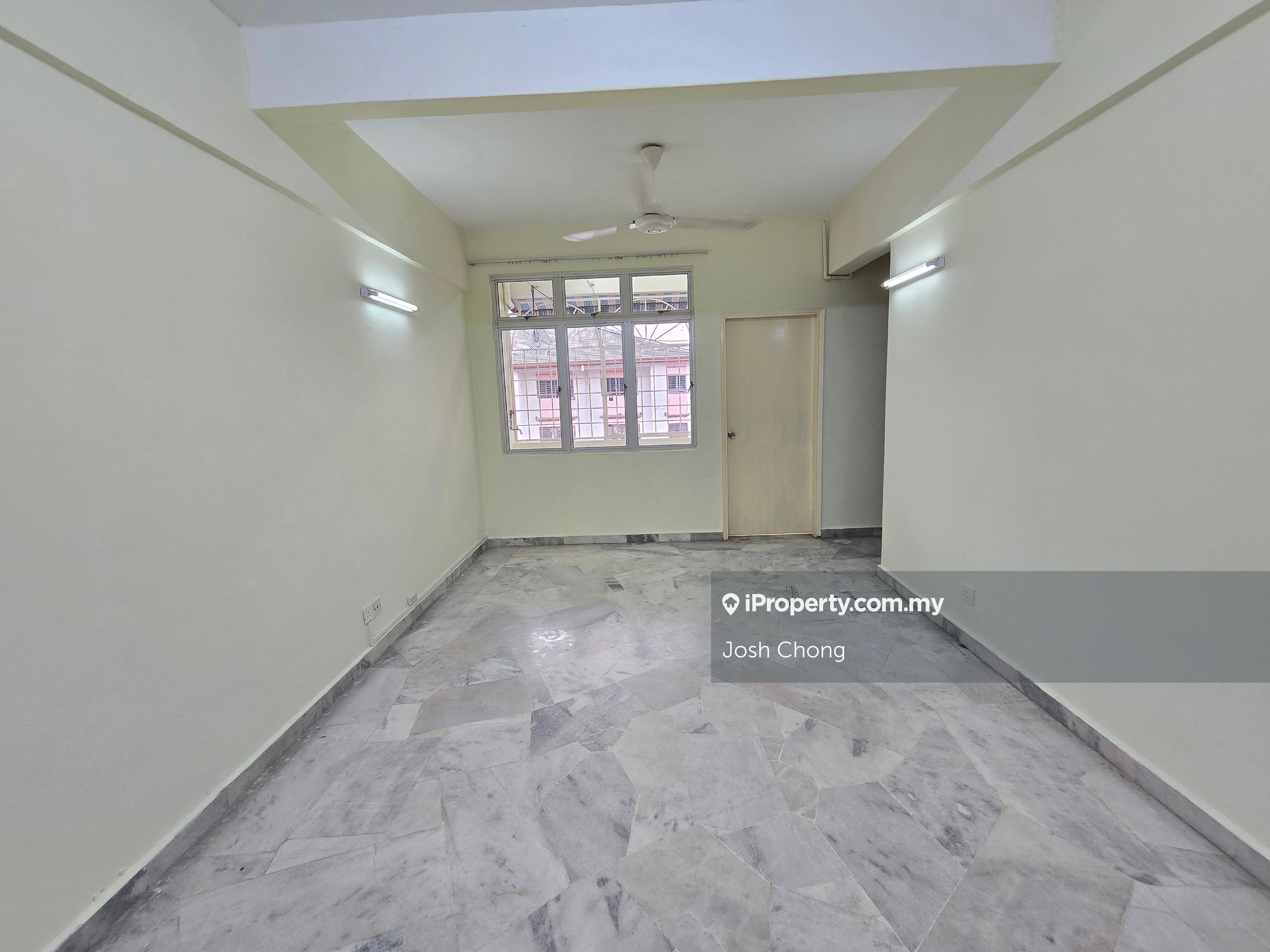 Well Kept Unit Strategic Location Walk To Aminites and LRT Station