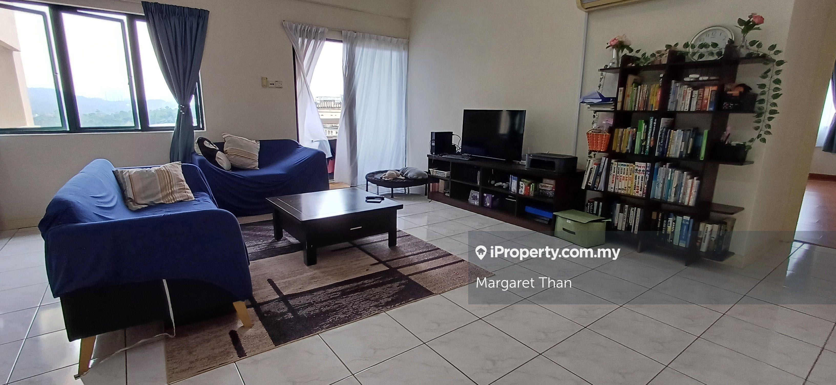 Spacious corner unit with balcony, bright and breezy