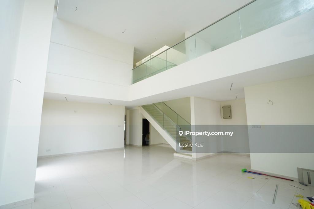 3-Storey Bungalow with Brand new condition! Below market rate!