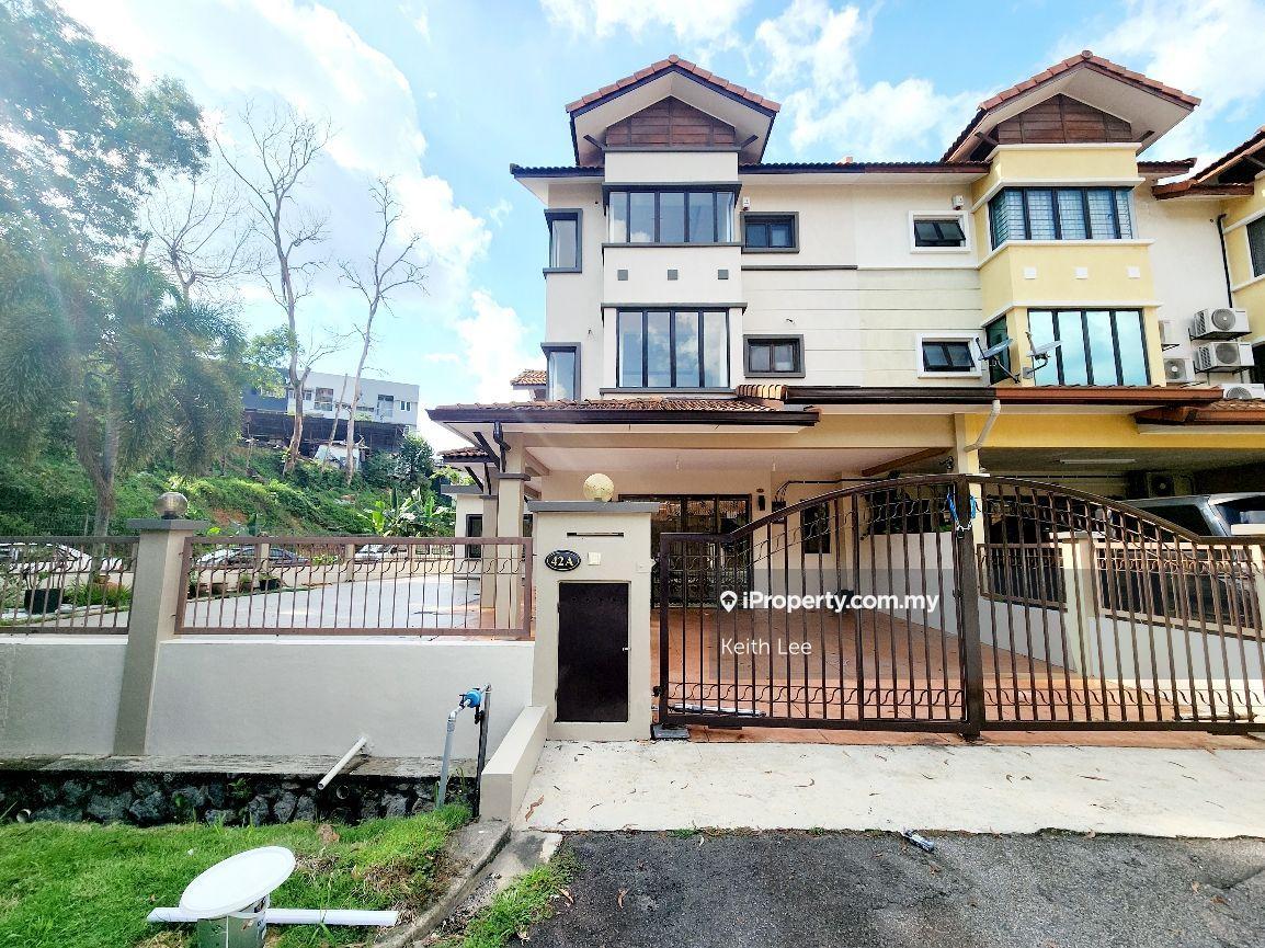 Fully Renovated Cornerlot House