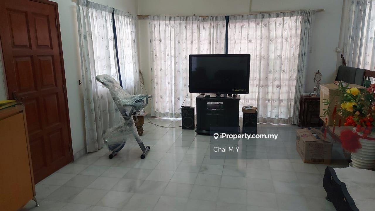 Big land corner house can park more than 6 cars, near to amenities