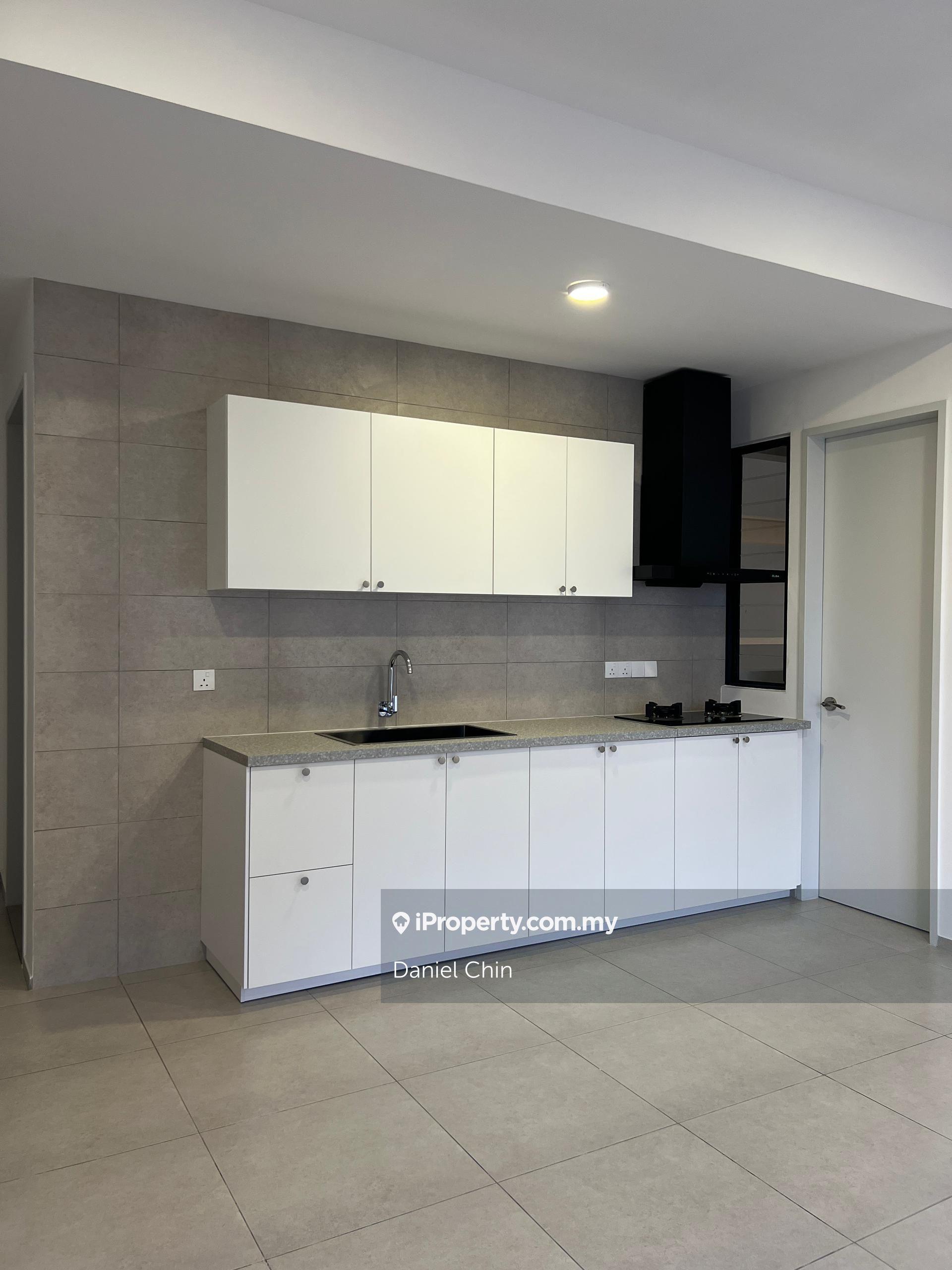 Partly furnished / 2 car parks / Renovated