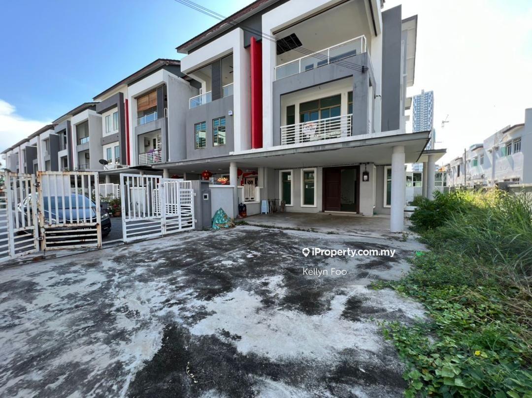 Endlot with land house for Sale at strategic location