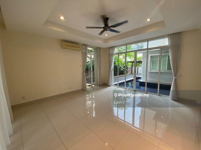 Beautiful Semi D with private pool