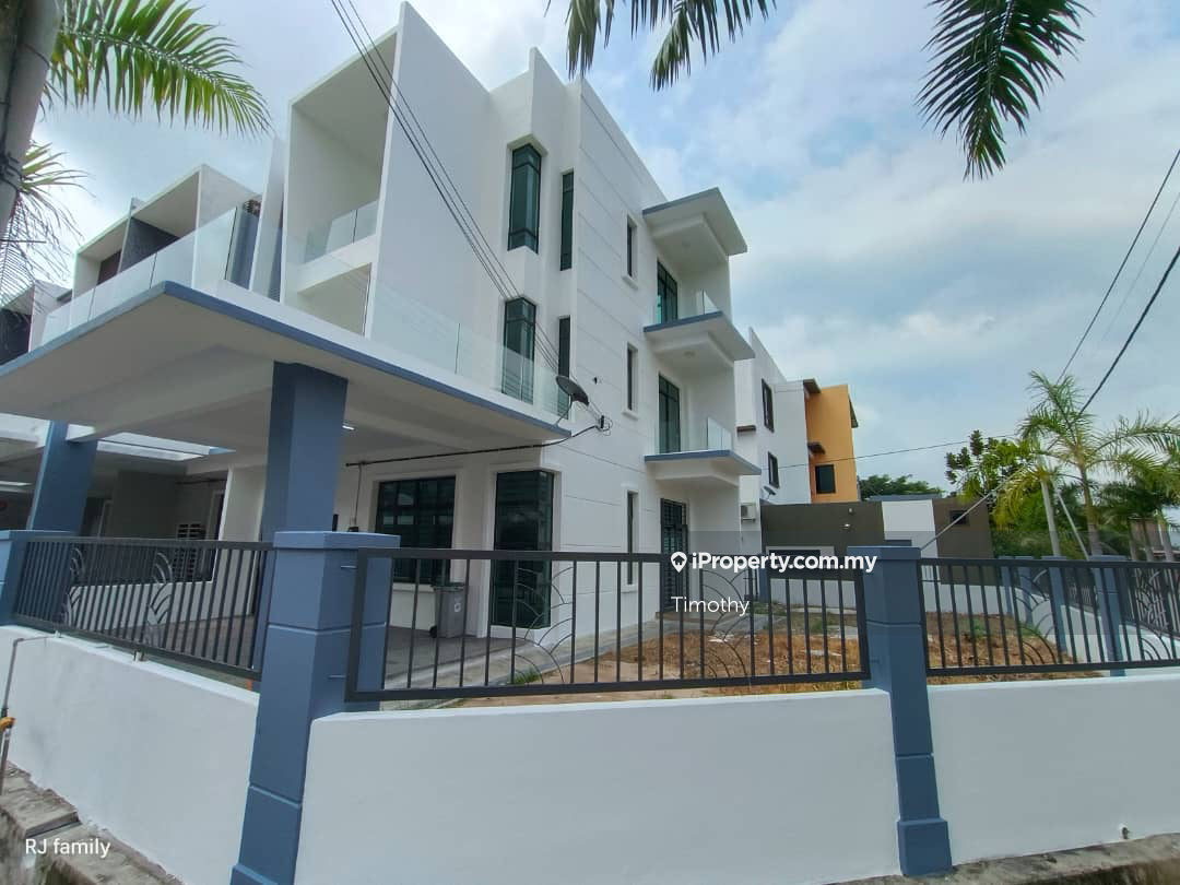 2 half storey terrace house near ujong pasir for sale