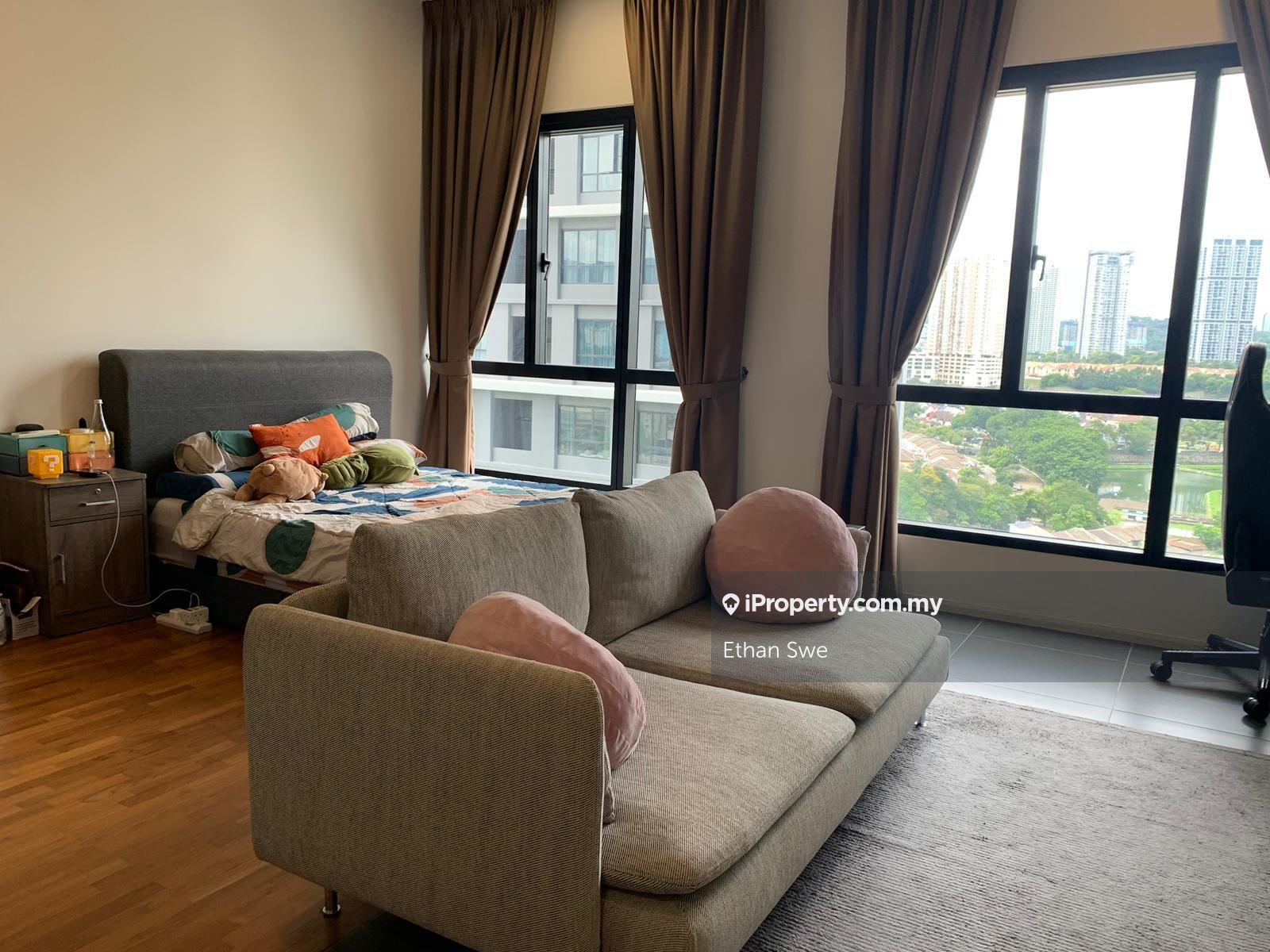 High Floor/Full Furnished/Move in Condition/Freehold Studio Smart Home