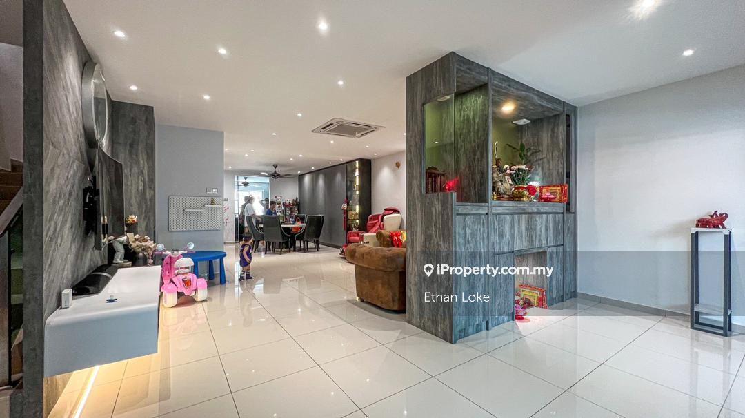 Fully Renovated, Frond & Back Extended