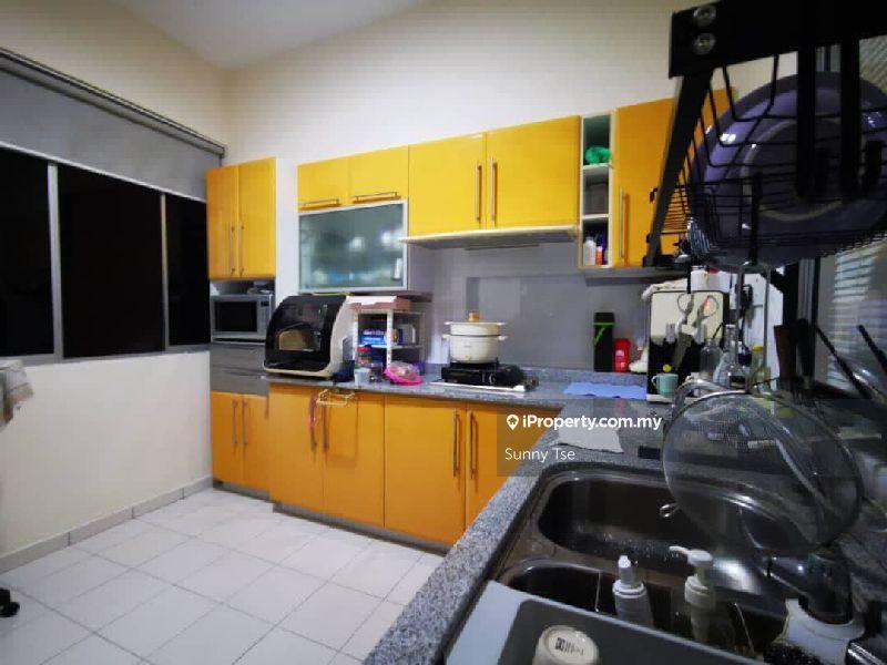 Putra Place 1000sft Reno Furn Corner Queensbay Area