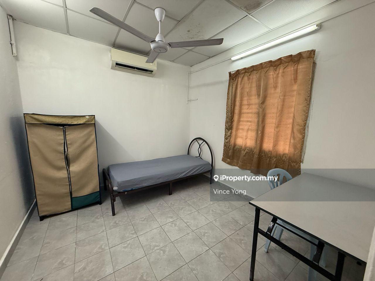 Low Deposit Room with Air-Cond for Rent near LRT Taman Paramount