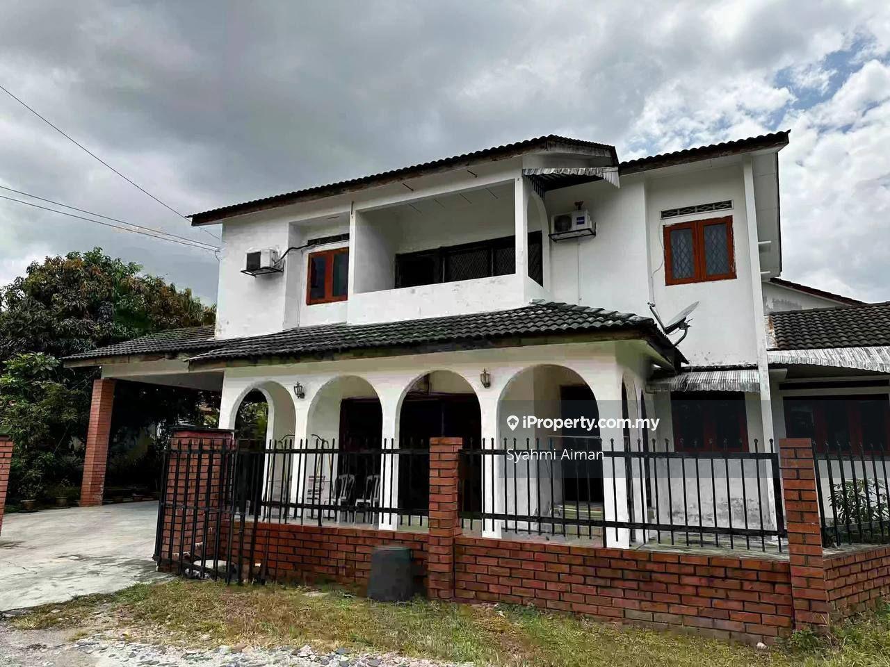 Spacious bungalow kampung melayu batu 16