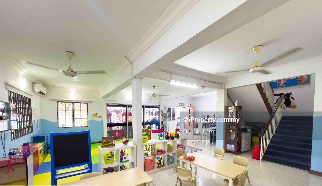 Corner house for sale, flat land