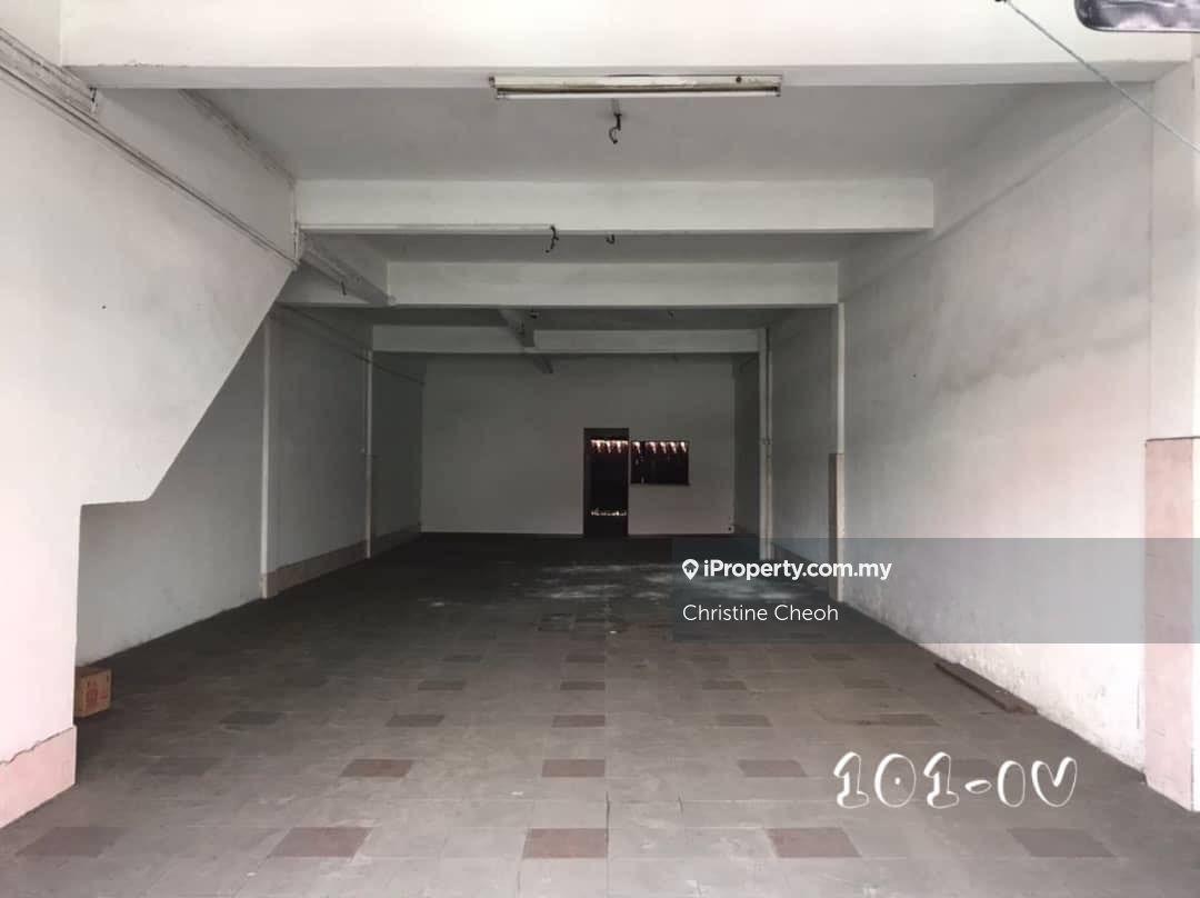 Banting shop for sale facing mainroad good location