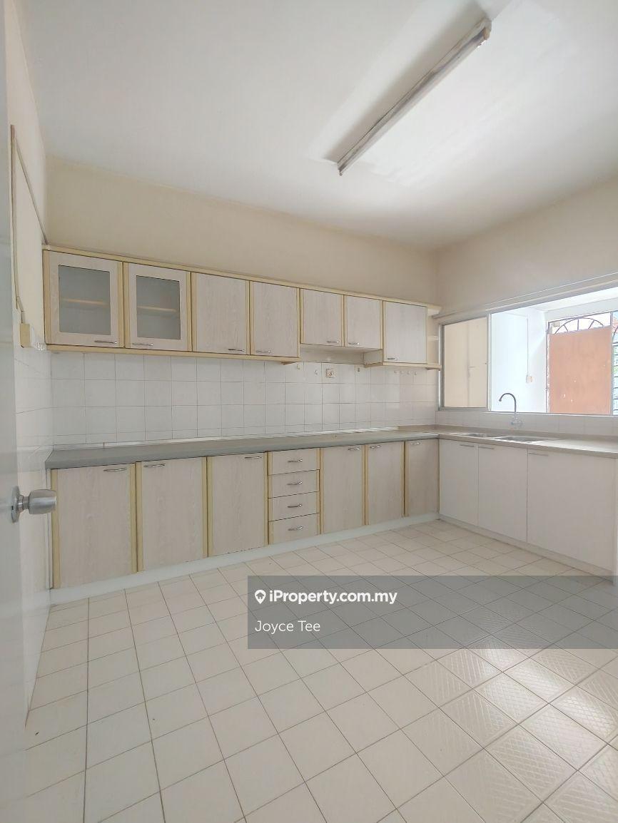 2-Storey Terrace Walking Distance to Centre Point