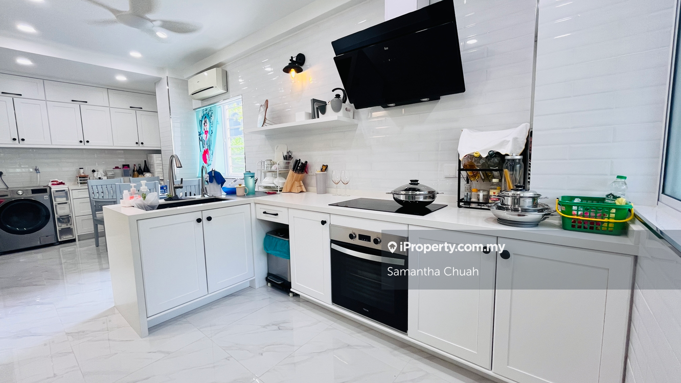Renovated Gem Corner Unit - Walk to Gurney!