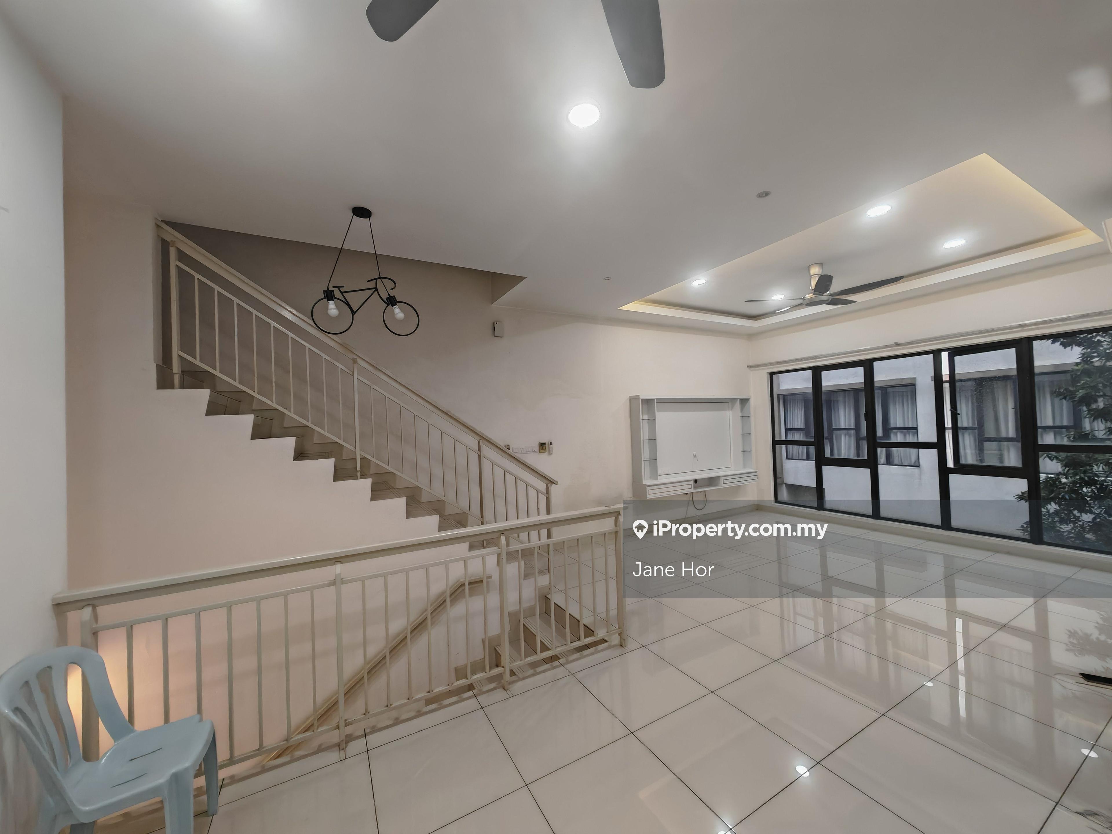 N'dira Townhouse upper floor for rent