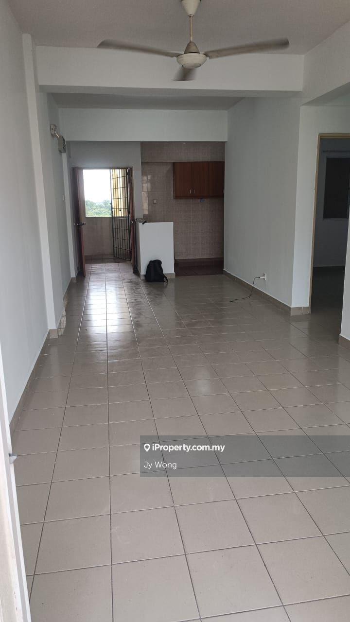 1055sf, 4 Room, 2 Bath, Middle floor