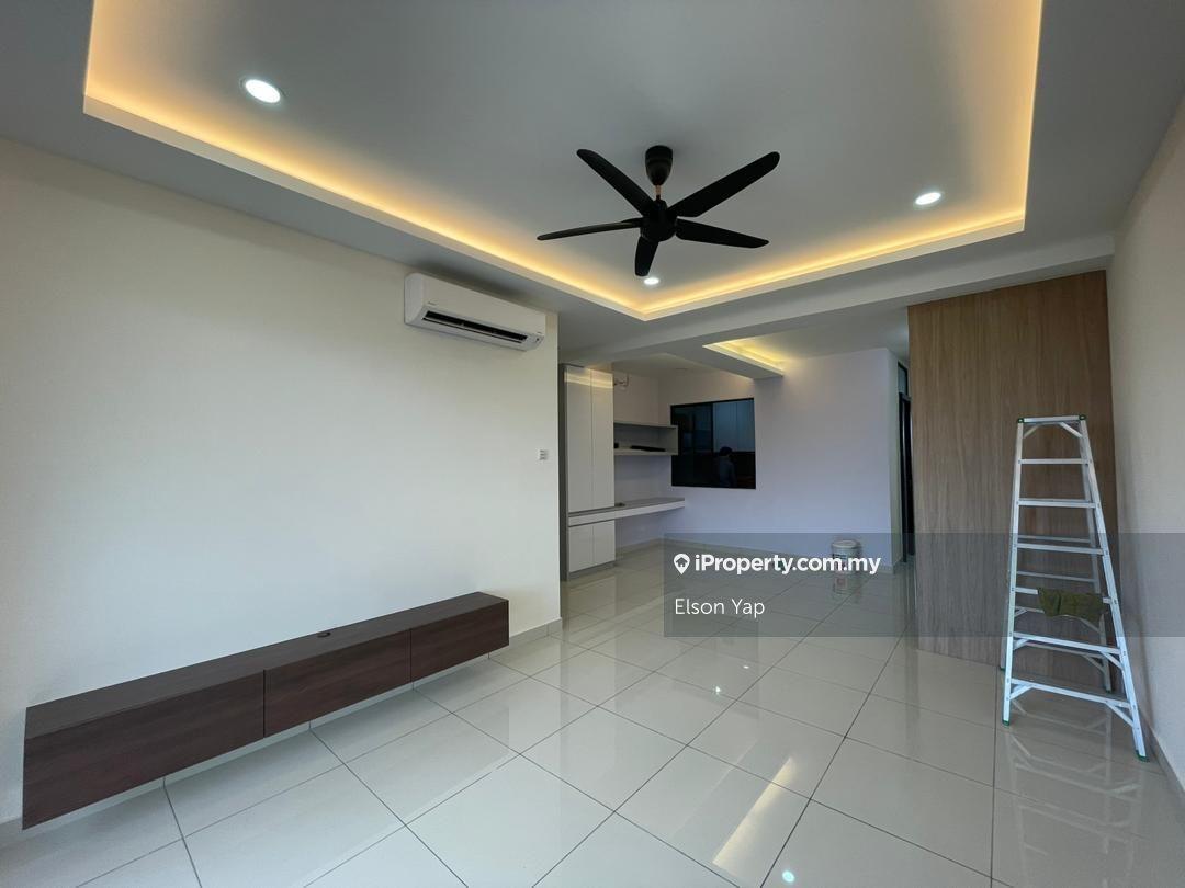 1350sf, Corner Lot, 3 Carparks