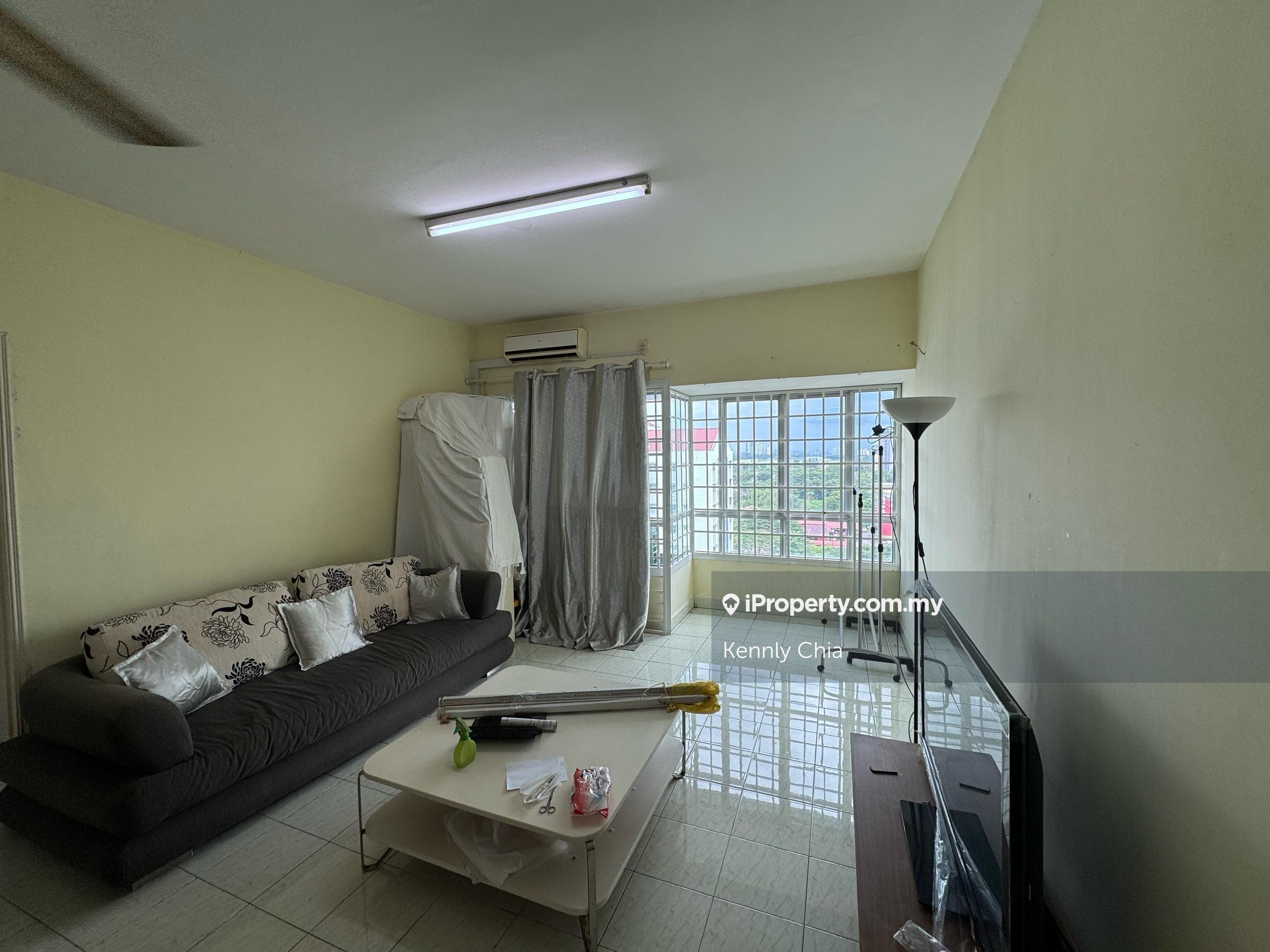 High floor , pool view , partial furnished with 4 air conditioning