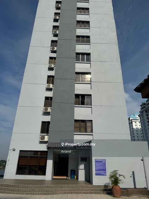 Spacious unit at prima sixteen, 2nd chapter condominium.
